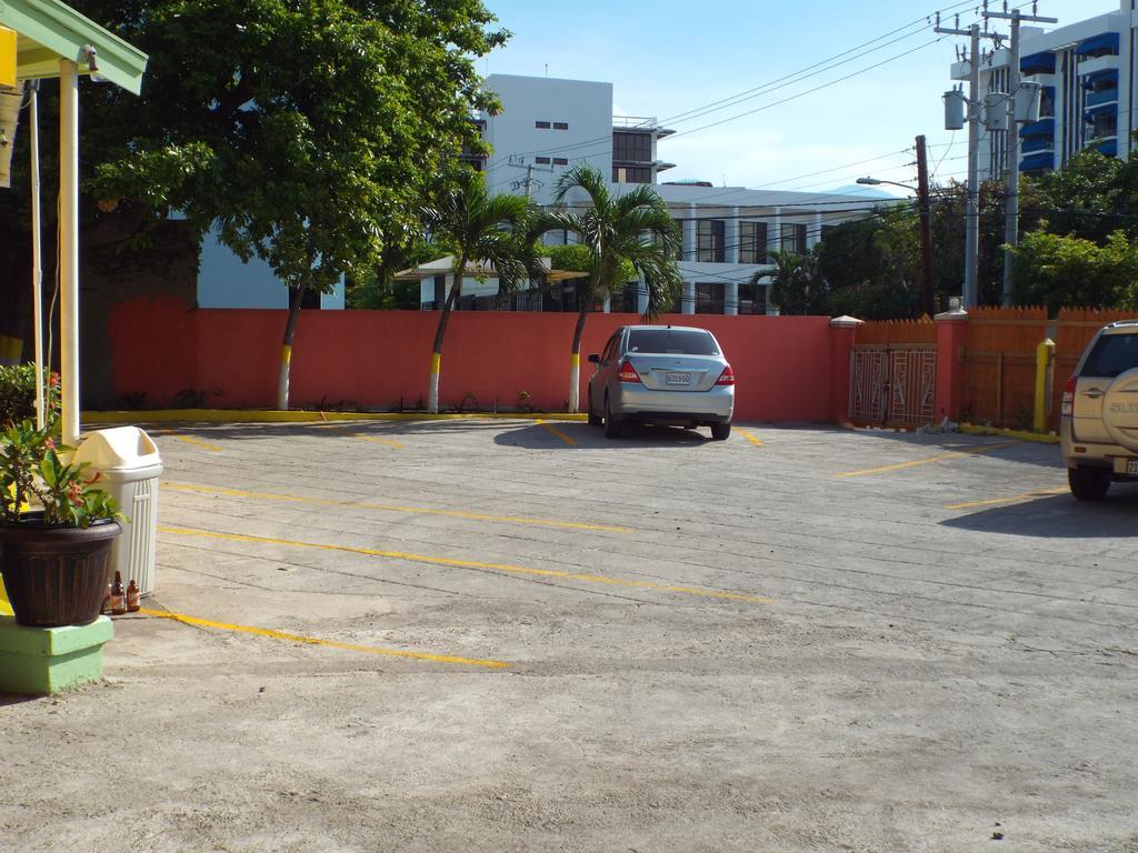 Tropical Court Inn New Kingston Exterior foto